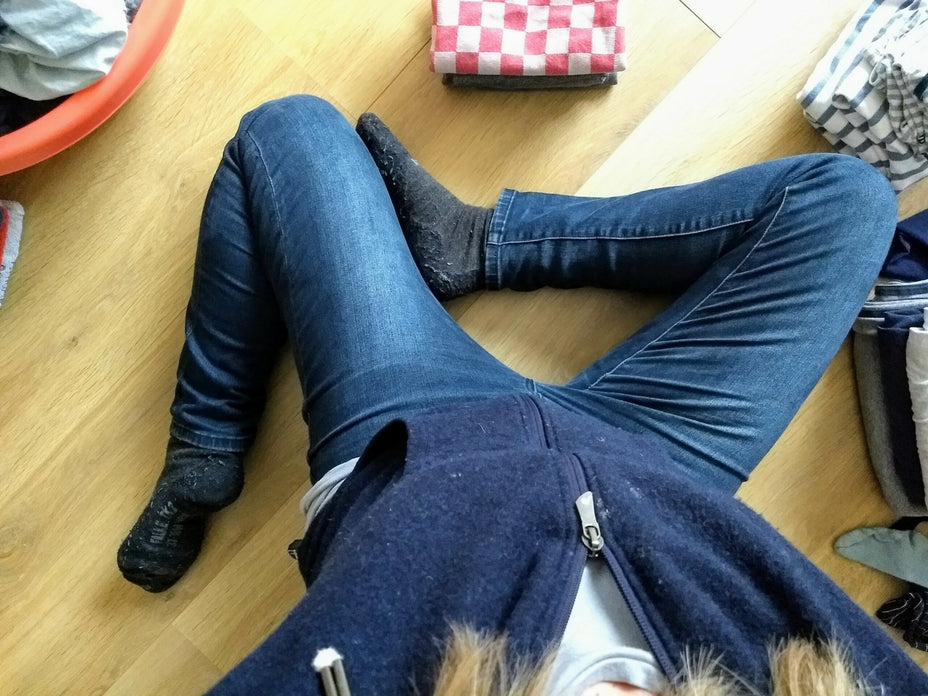 Zittend de was doen bij heuppijn, kniepijn, pijn in de benen, menstruatiepijn